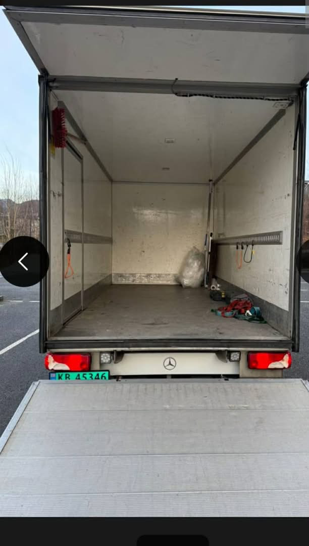 Lasterom og løftelem på transportbilen