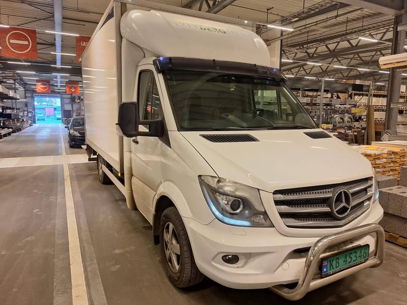 Denev-Trans sin hvite Mercedes Sprinter varebil