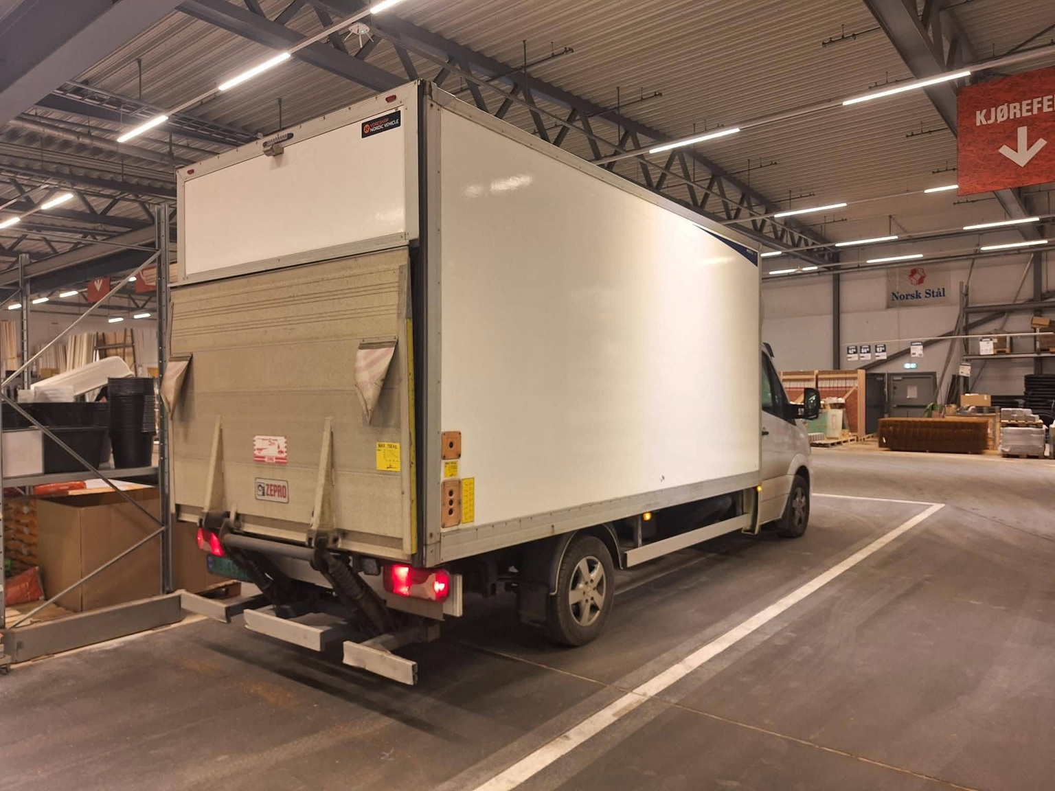 Denev-Trans Mercedes Sprinter med skap og løftelem